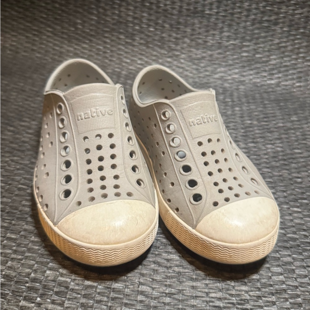 Native Kids Water Shoes in Light Gray - Picture 3 of 7